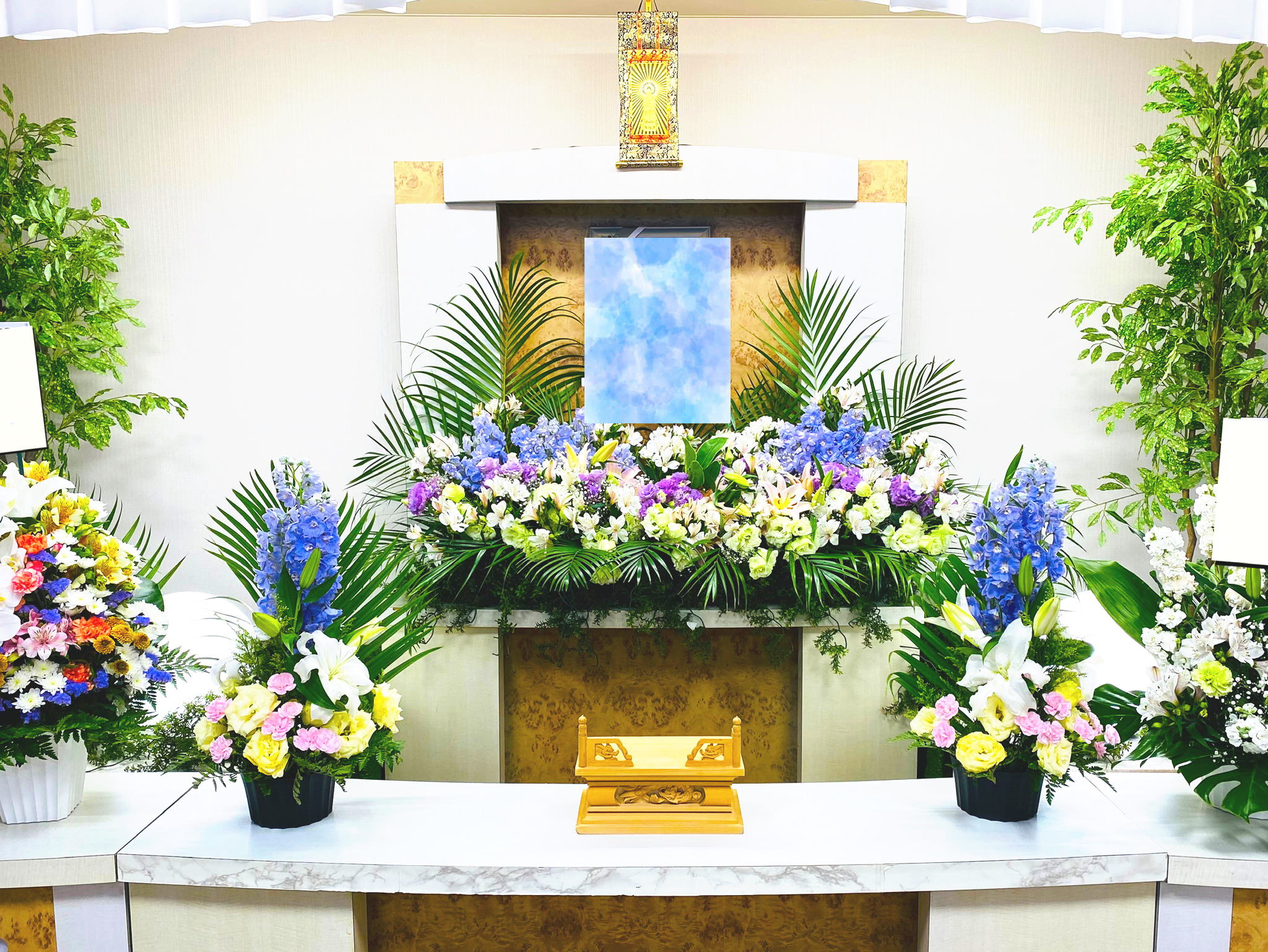 シンプル綺麗な生花の一日葬祭壇。